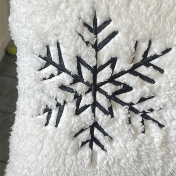 Bundle 2 Listings for $20😀 Cozy White Snowflake Pillow - Picture 2 of 9